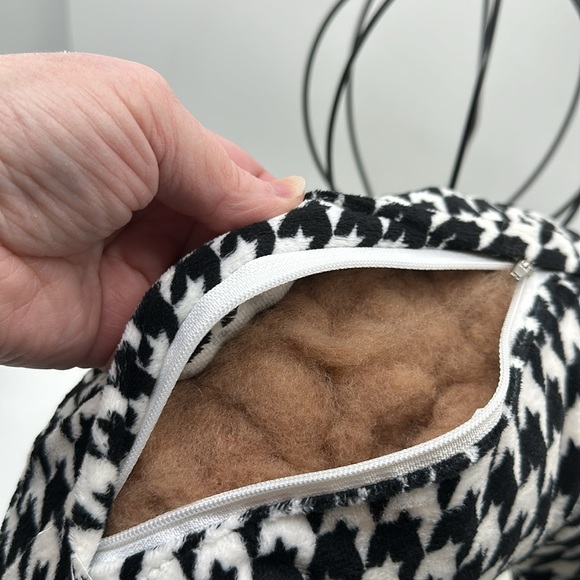 Houndstooth Patterned Travel Pillow Neck Rest - Picture 9 of 9